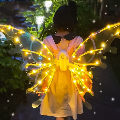 Электрическая бабочка феи подгоняет свет подарков зарева и движения